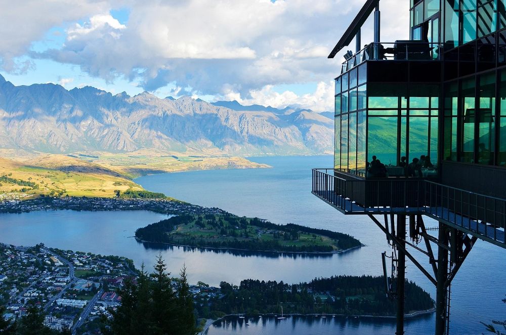 lake and mountain views in New Zealand